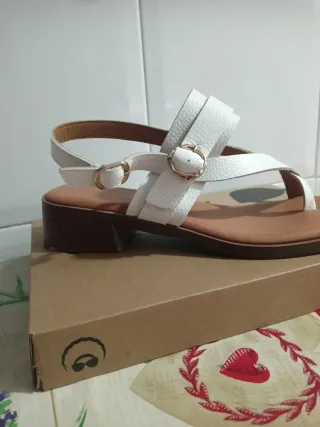 Sandalias blancas y marrones