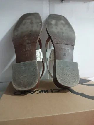 Sandalias blancas y marrones