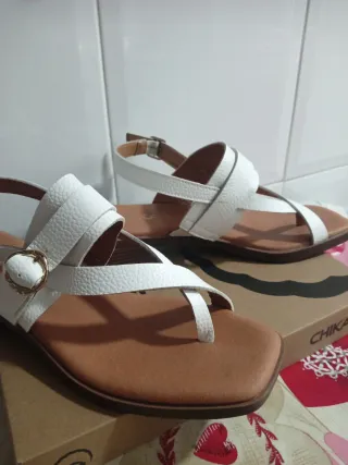 Sandalias blancas y marrones