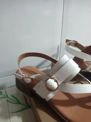 Sandalias blancas y marrones