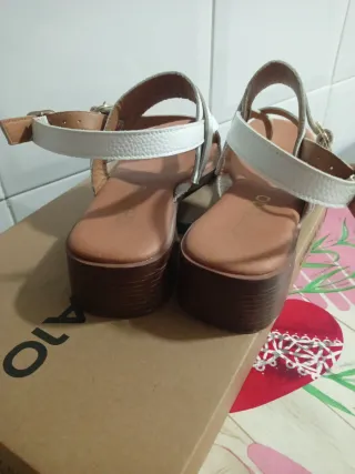 Sandalias blancas y marrones
