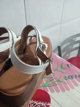 Sandalias blancas y marrones