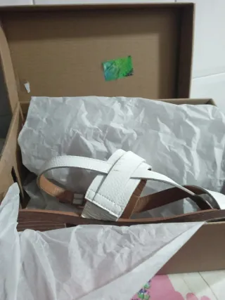 Sandalias blancas y marrones