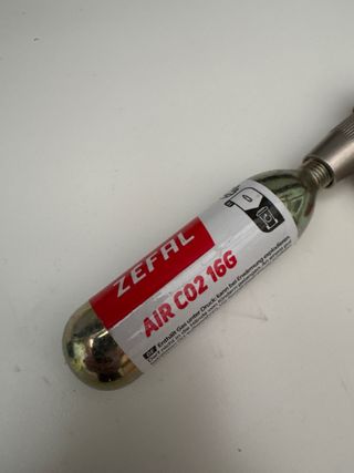 Bombona CO2 y válvula para bici