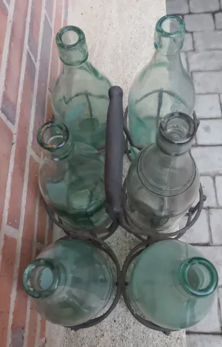 Set di bottigliere con 6 bottiglie di vetro