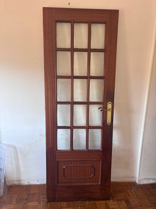 Puerta madera y cristal izquierda