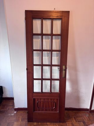 Puerta madera y cristal izquierda