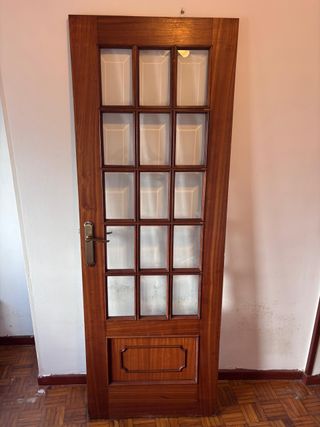 Puerta madera y cristal izquierda