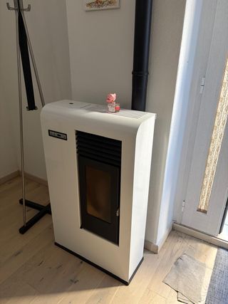 Stufa a pellet bianca e nera