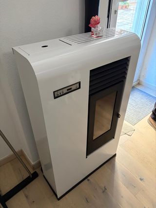 Stufa a pellet bianca e nera