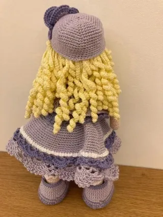 Bambola VIOLET amigurumi uncinetto a mano