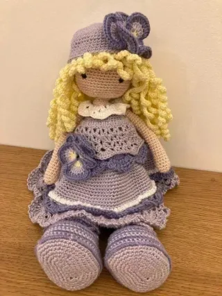Bambola VIOLET amigurumi uncinetto a mano