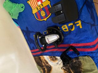 Volante y pedales gaming sin usar