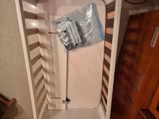 Mini cuna de madera con ruedas para colecho