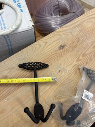 Perchas rústicas de metal negro