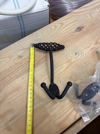 Perchas rústicas de metal negro