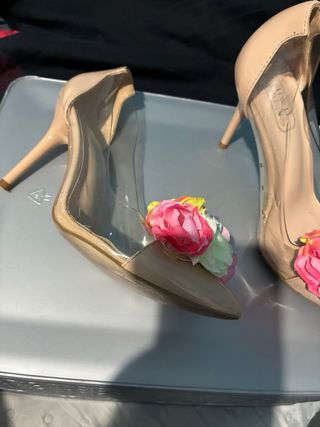 Zapatos de tacón beige con flores multicolor