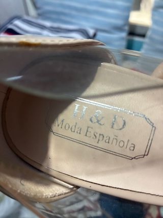 Zapatos de tacón beige con flores multicolor