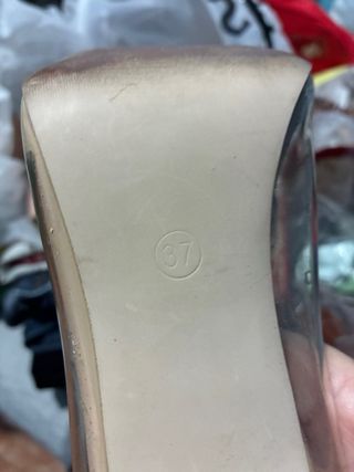 Zapatos de tacón beige con flores multicolor