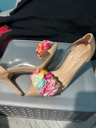 Zapatos de tacón beige con flores multicolor