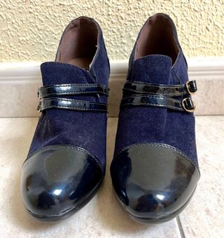 Zapatos de tacón azul marino y negro