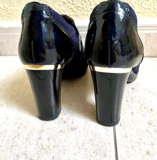 Zapatos de tacón azul marino y negro