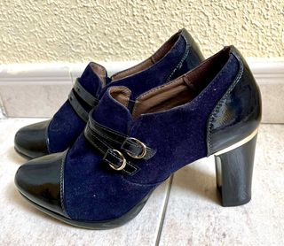 Zapatos de tacón azul marino y negro