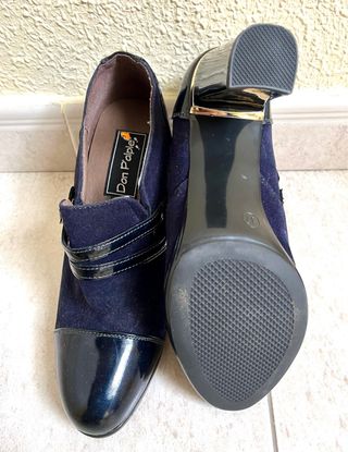 Zapatos de tacón azul marino y negro