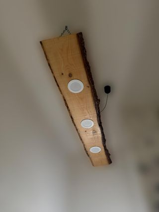 Lampadario in legno con luci LED