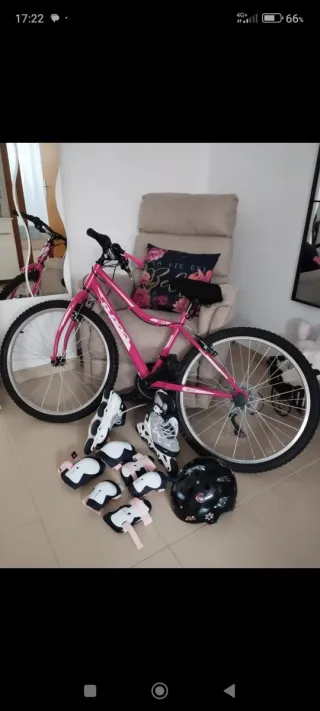 Bicicleta rosa y patines infantiles