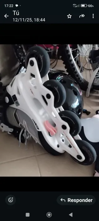 Bicicleta rosa y patines infantiles