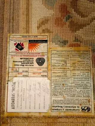 Alfombra de lana beige y rosa