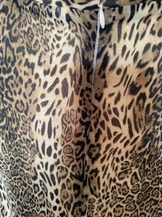 Conjunto blusa y falda estampado leopardo