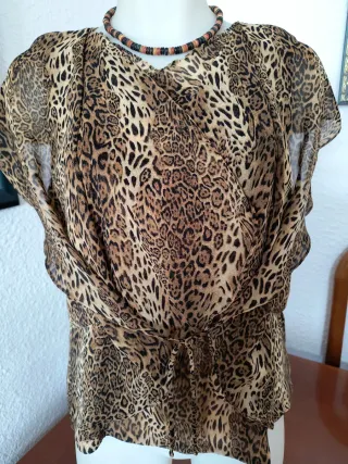 Conjunto blusa y falda estampado leopardo