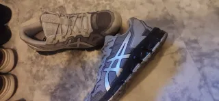 Zapatillas Asics grises y plateadas