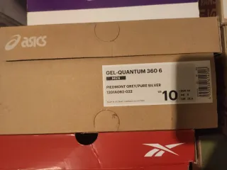 Zapatillas Asics grises y plateadas