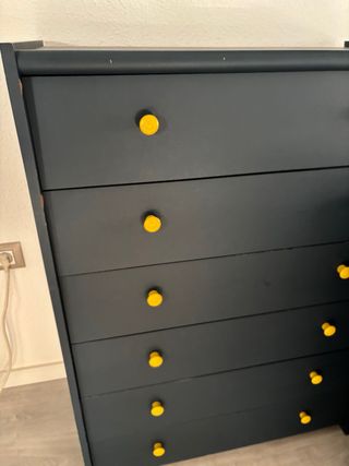 Cajonera de madera azul con tiradores amarillos