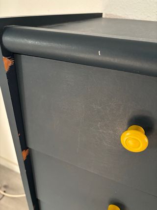 Cajonera de madera azul con tiradores amarillos