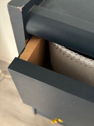 Cajonera de madera azul con tiradores amarillos