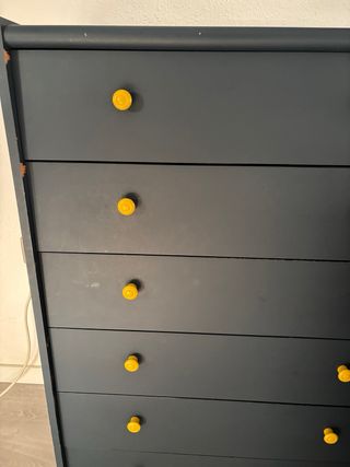 Cajonera de madera azul con tiradores amarillos