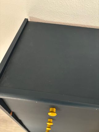 Cajonera de madera azul con tiradores amarillos