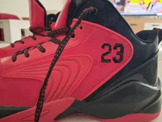 Zapatillas Baloncesto Rojas y Negras