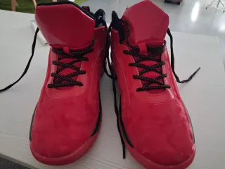 Zapatillas Baloncesto Rojas y Negras