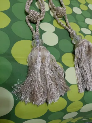 Recoge cortinas beige con borlas