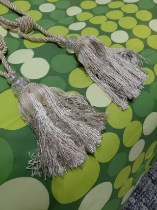 Recoge cortinas beige con borlas