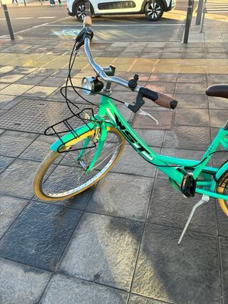 Bicicleta urbana verde agua
