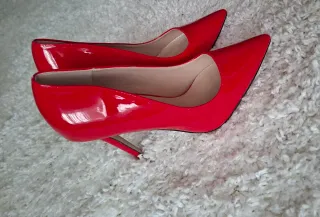 Zapatos rojos tacón aguja talla 39. Sin estrenar.