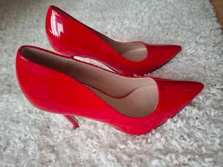 Zapatos rojos tacón aguja talla 39. Sin estrenar.