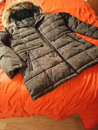 Chaquetón acolchado con capucha y pelo