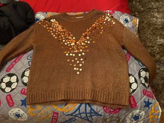 Jersey marrón con lentejuelas doradas
